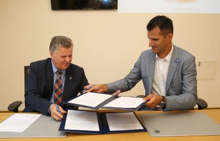 PODPIS POGODBE ZA PRIZIDEK IN FASADNI OVOJ ZD CERKNICA 11 FOTO LJUBO VUKELIČ